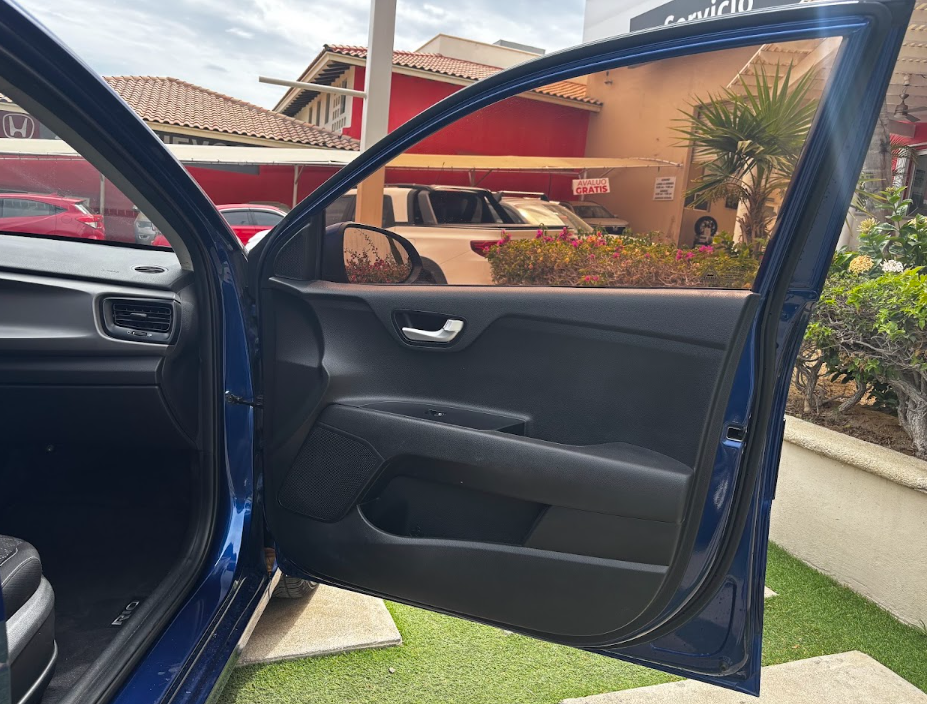 KIA Rio Lateral derecho 22